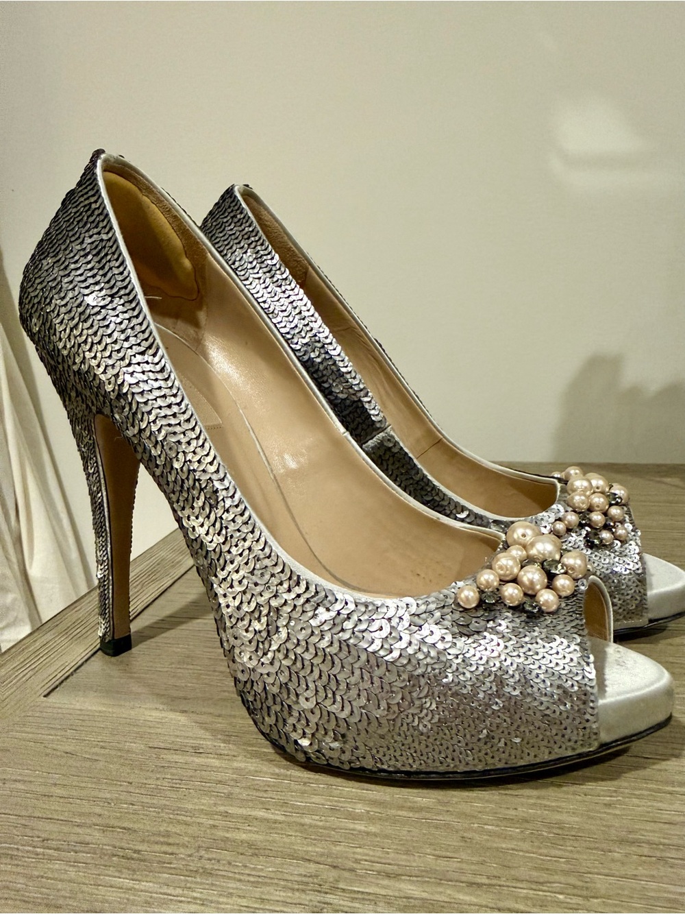 Valentino Garavani Silver Pearl-Cluster Peep-Toe Pumps - Picture 5 of 7
